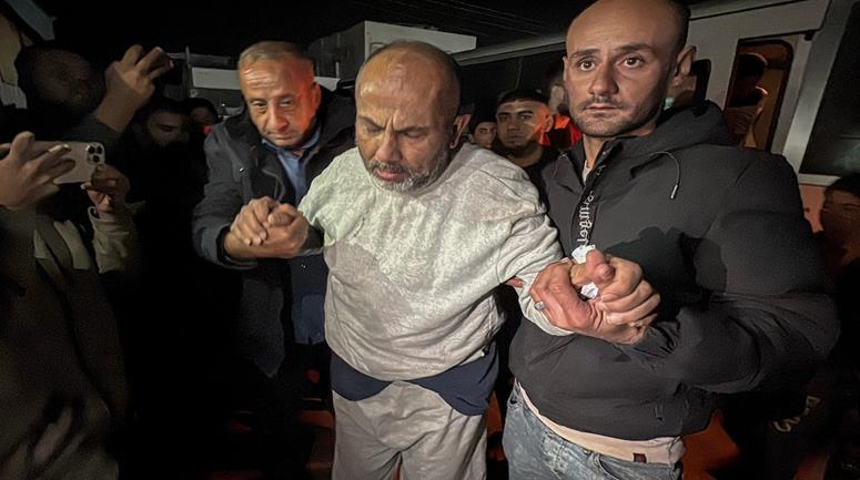 نقل معتقلين بعد الإفراج عنهم من سجون الاحتلال الإسرائيلي لمستشفى الأقصى في دير البلح وسط قطاع غزة